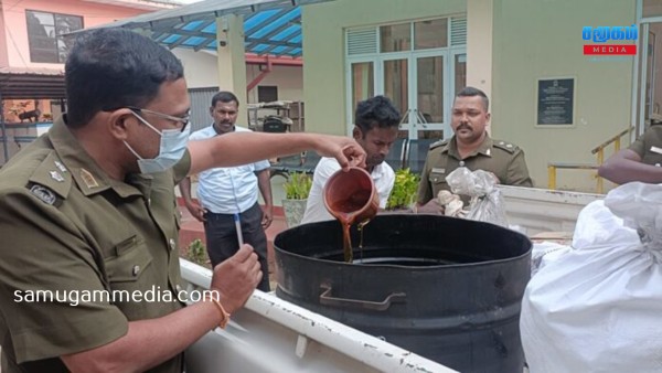 வவுனியாவில் சீனிப்பானியை காய்ச்சி தேன் என விற்பனை செய்தவர் கைது! SamugamMedia 